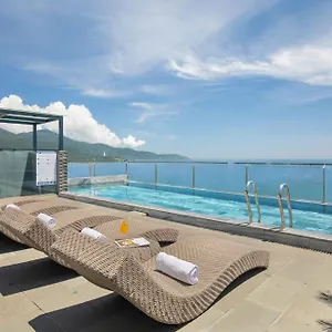 Mangata Beachfront - Rooftop Bar Sea View ベトナム